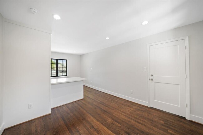 Building Photo - 520 Lovett Blvd
