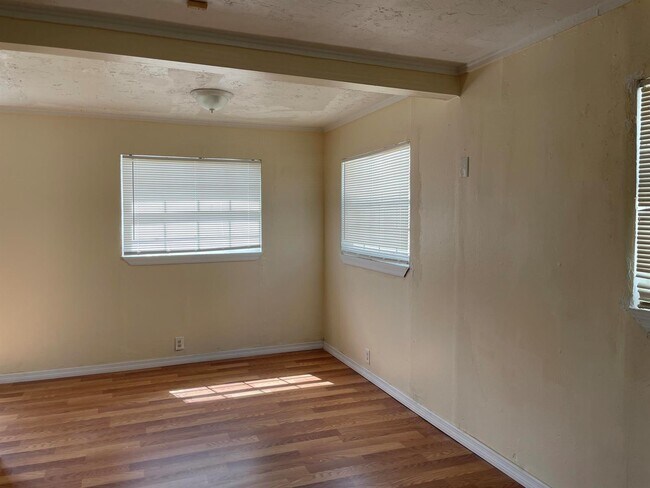 Foto del edificio - 1425 W 30th St