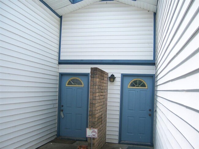 Building Photo - 2005 Iroquois Ln