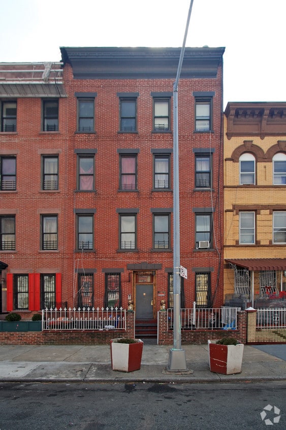 Primary Photo - 884 Madison St