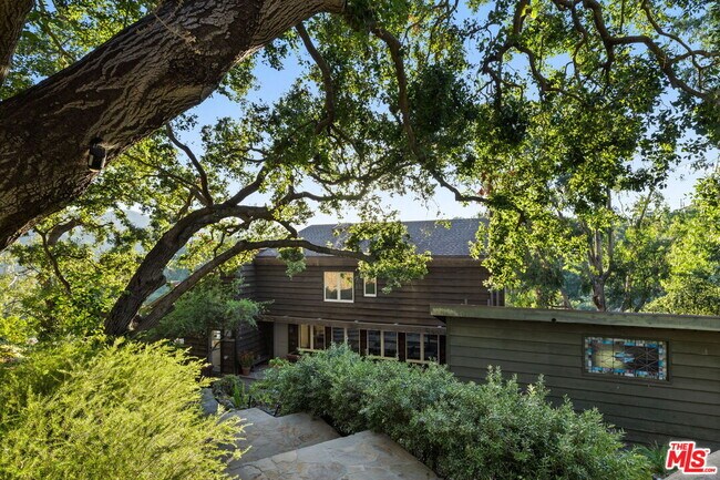 Building Photo - 21338 Colina Dr