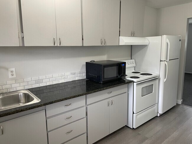 Kitchen - 1788 N Riverside Ave