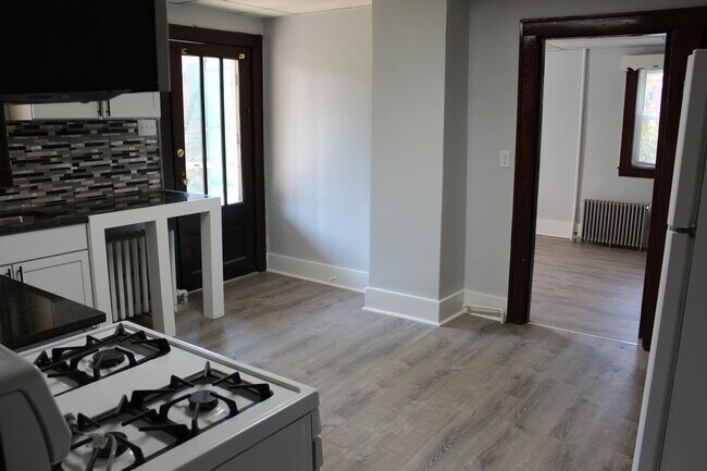 Building Photo - 407 Elm Rd