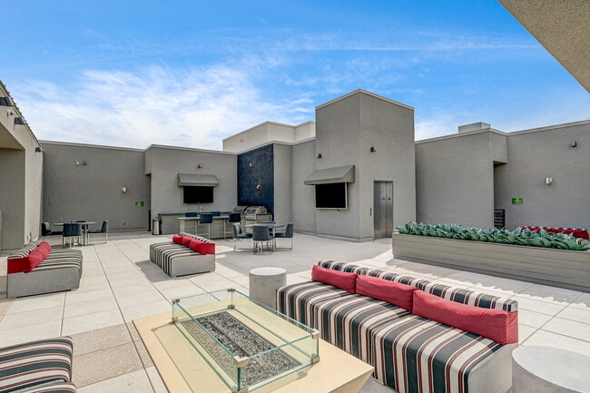 Rooftop lounge - Keller Cactus Hills