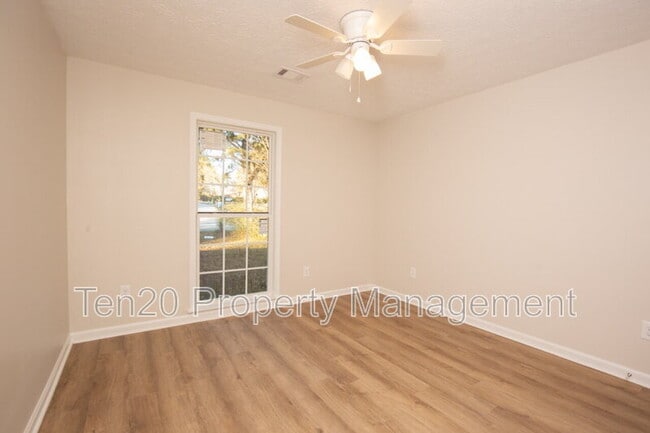 Foto del edificio - 6823 Live Oaks Dr
