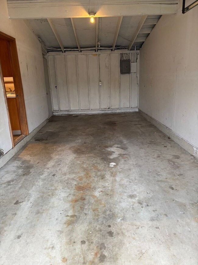 Building Photo - 1323