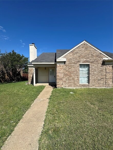 Building Photo - 825 Denmark Dr