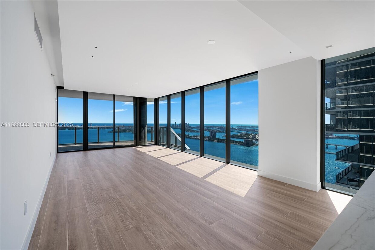 Primary Photo - 700 NE 24th St