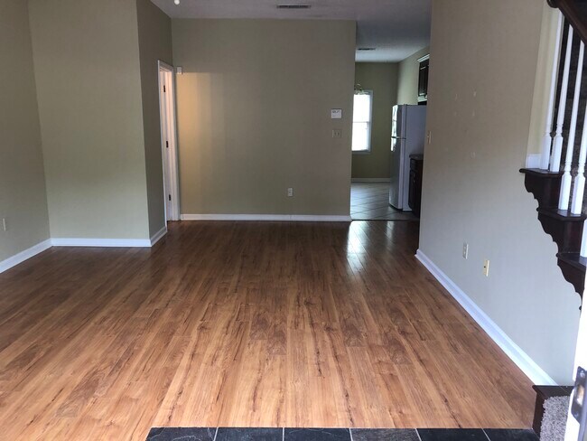 Building Photo - 393 Old Epps Bridge Rd