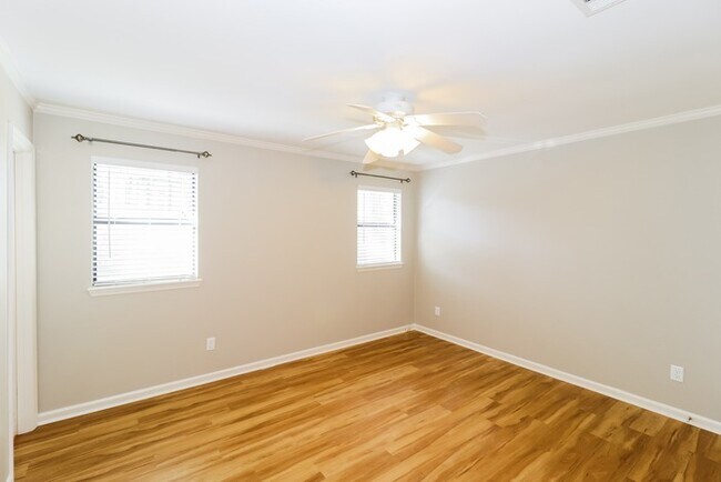 Building Photo - Great 3 Bedroom Brick Home