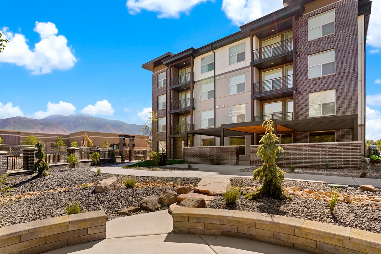 Seating Area Near Ogden River - Lotus Riverwalk