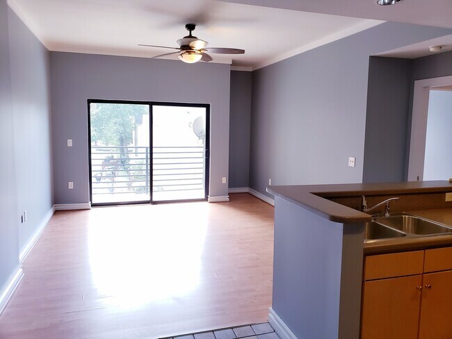 Building Photo - 1 bedroom condo conveniently located in up...