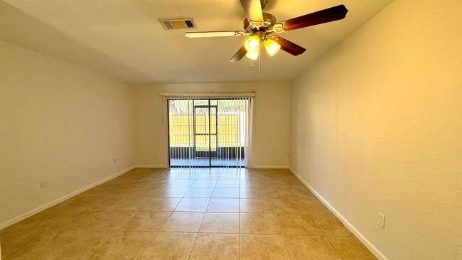 Building Photo - Spacious Townhome  - Internet - Casablanca East!