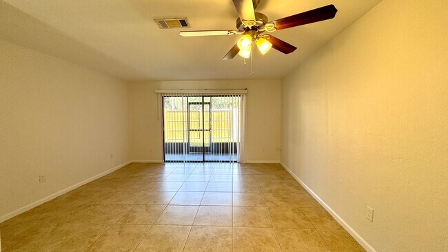 Foto del edificio - Spacious Townhome  - Internet - Casablanca East!