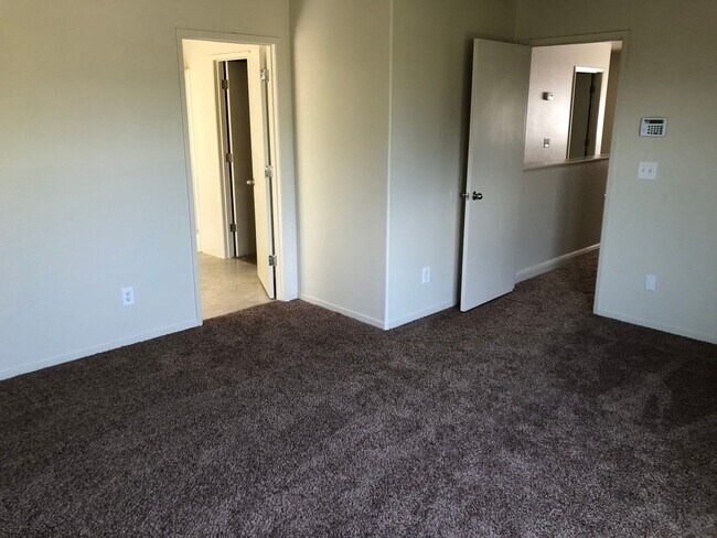 Building Photo - 3 bedroom 2 bath home for rent