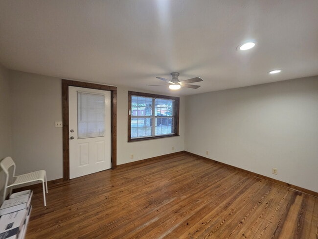 Building Photo - Recently Updated 1 BR, 1 Bath Unit with yard