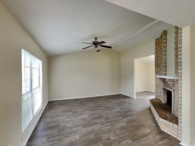 Foto del edificio - 5026 Red River Trail