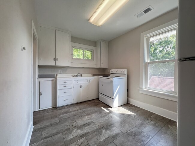 Building Photo - 595 W 17th St
