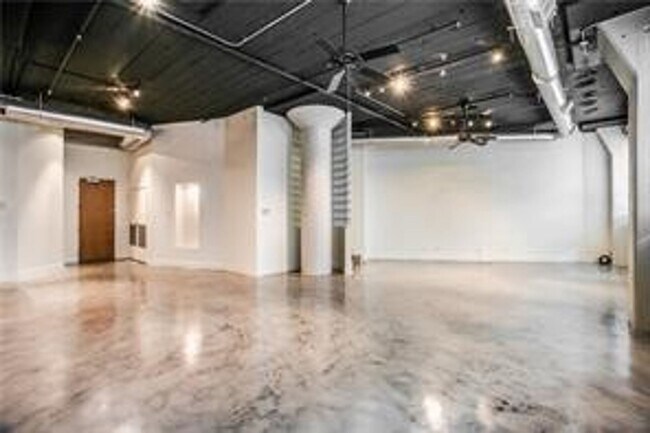 Building Photo - Covered 1 BD Loft Condo located in the hea...