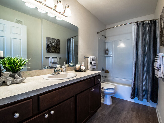 Baño amplio con àrea de tocador - Killian Lakes Apartments and Townhomes