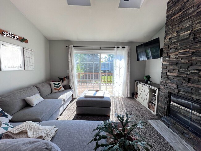 Foto del edificio - Spacious 3 bedroom Condo In Comstock Park