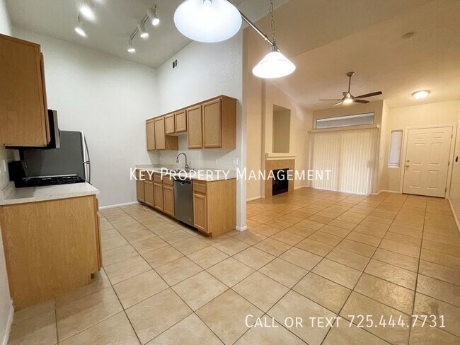 Foto del edificio - SPACIOUS 3 BEDROOM CONDO IN GATED NW COMMU...