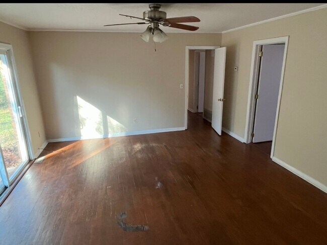 Foto del edificio - 3012 Pinewood Dr