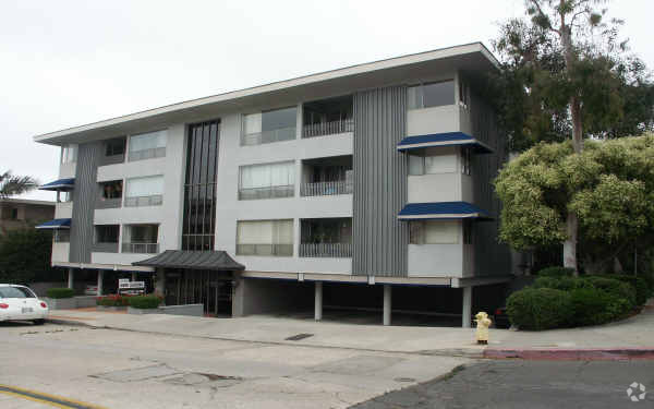 Foto del edificio - Country Club Apartments