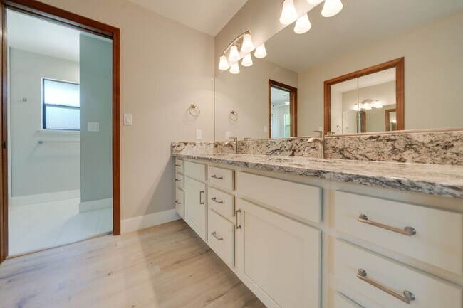 Foto del edificio - Bright and Stylish 4BD/2BA Home with 3 Car...