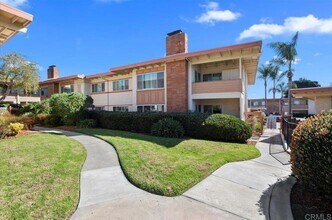 Building Photo - 6880 Hyde Park Dr