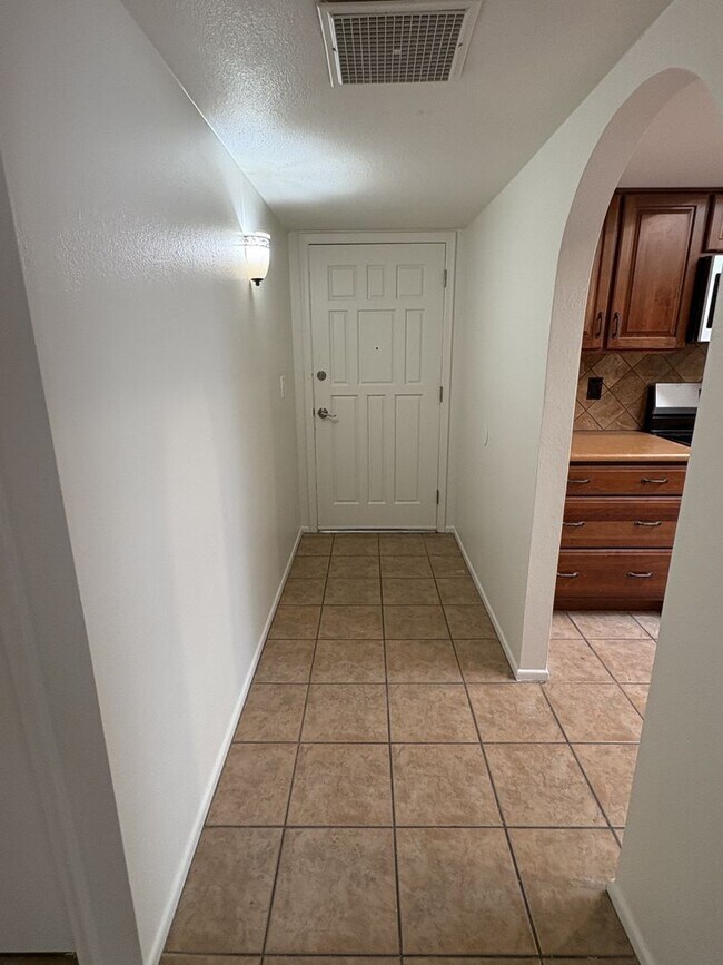 Building Photo - Move in ready privacy with pool near Ina &...