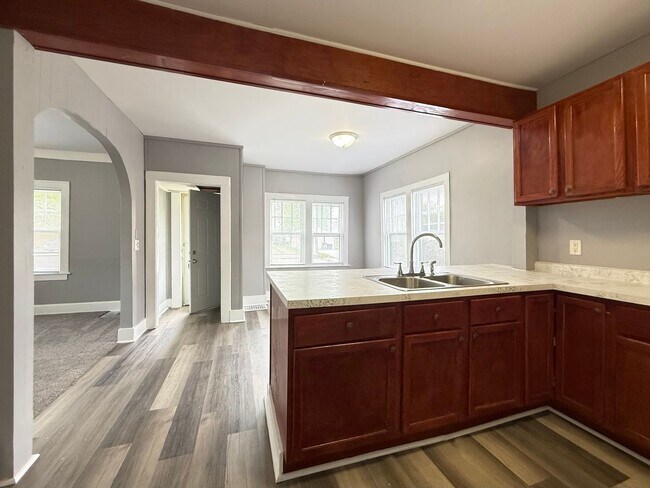 Foto del edificio - Spacious 2 Bed with Bonus Rooms & Fresh Updates
