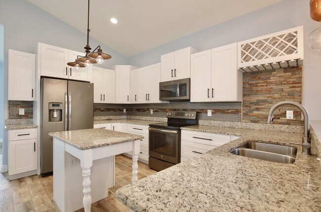 Foto del edificio - Beautiful 4/2 Spacious Home with a Large B...