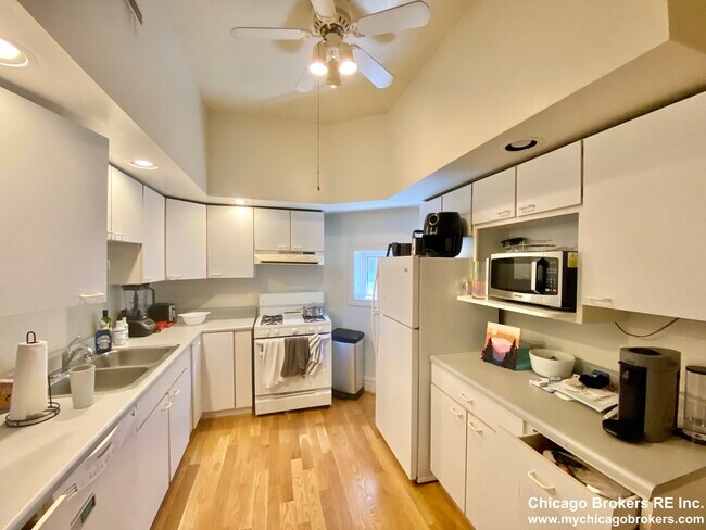 Building Photo - 2060 N Racine Ave