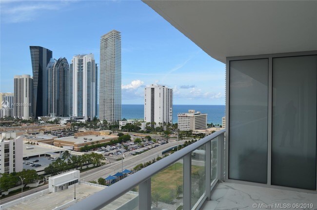 Foto del edificio - 300 Sunny Isles Blvd