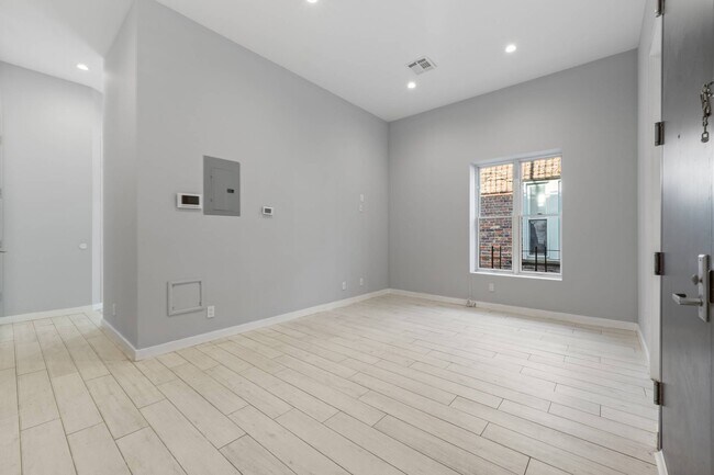 Building Photo - 560 Riverdale Ave