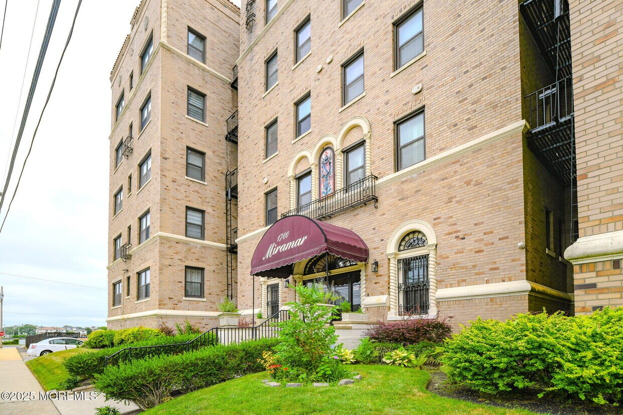 Primary Photo - 1700 Webb St