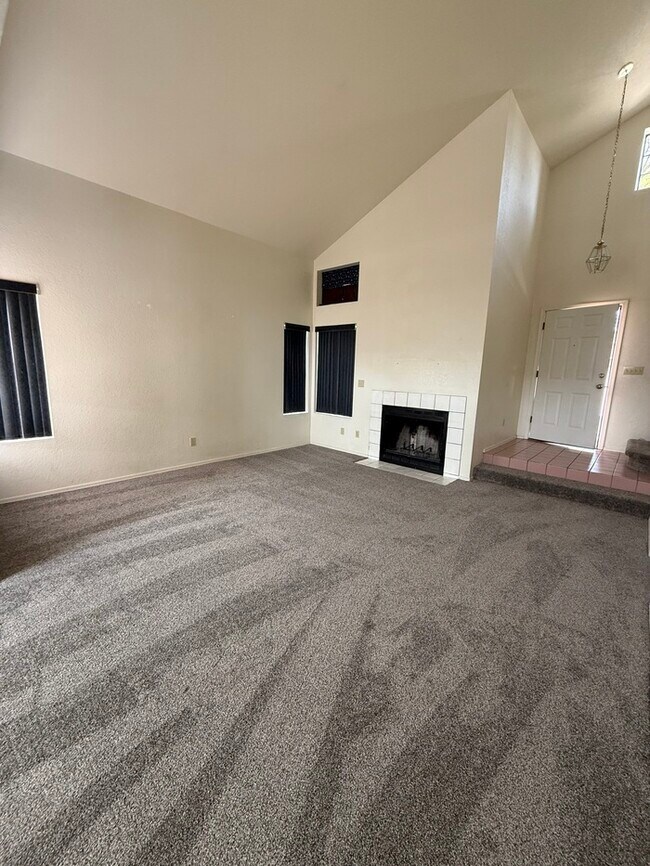 Building Photo - HOUSE FOR RENT