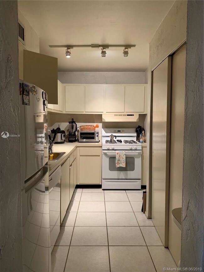 Foto del edificio - 6900 N Kendall Dr