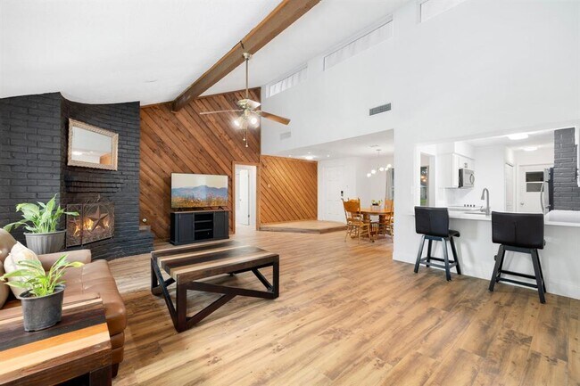 Foto del edificio - 1023 Hidden Canyon Rd
