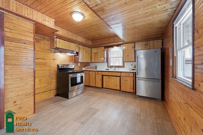 Building Photo - 4 Bedroom Home **1 Month Free with a March...