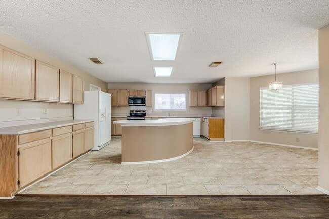 Building Photo - 4 Bedroom 2.5 Bathroom located in Northwes...