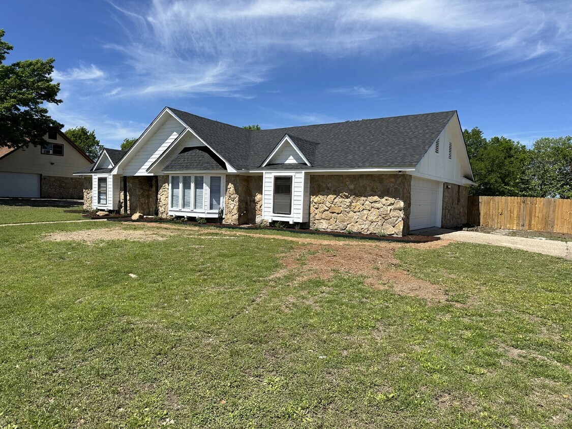 For Rent 3 bedroom, 2 bath home in Lorena... Room for Rent in Lorena