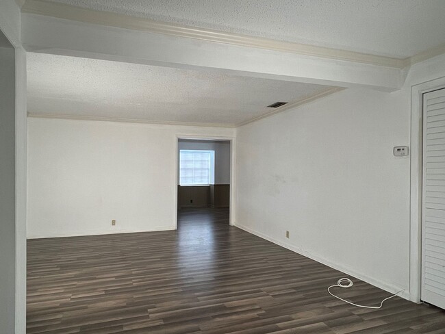 Building Photo - Spacious Apartment Near Downtown