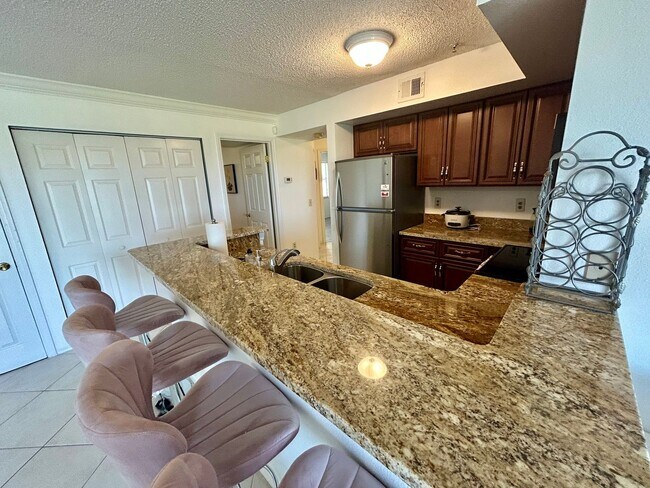 Foto del edificio - Furnished 2BR with Stunning Views in Feather Sound – Move-In Ready!