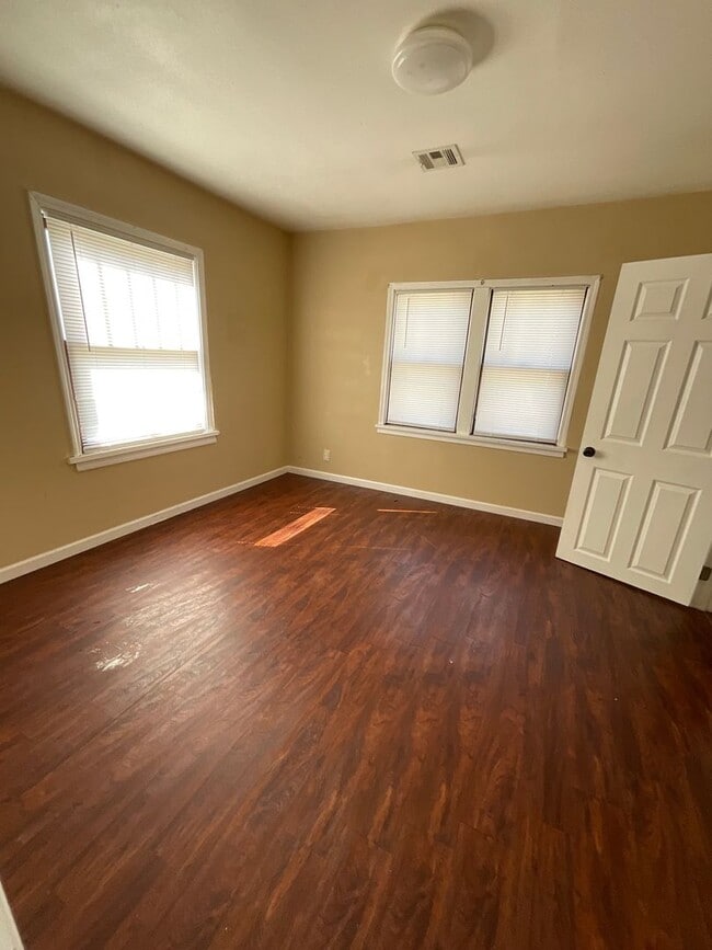 Building Photo - COMING SOON!!! Very nice 2 bedroom 1 bath ...