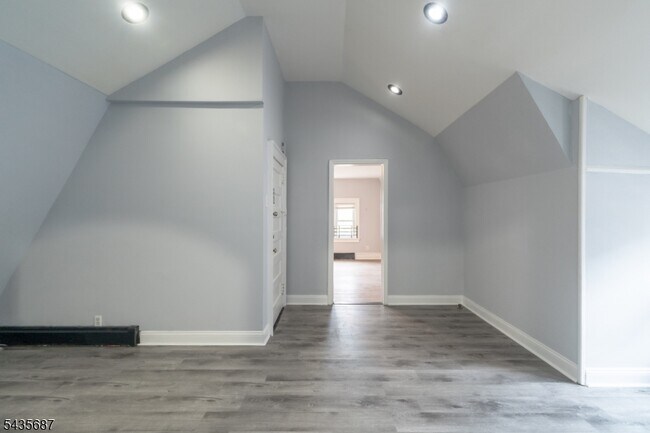 Foto del edificio - 105 Shepard Ave