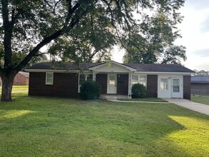 Building Photo - 1004 Edgewood Ln
