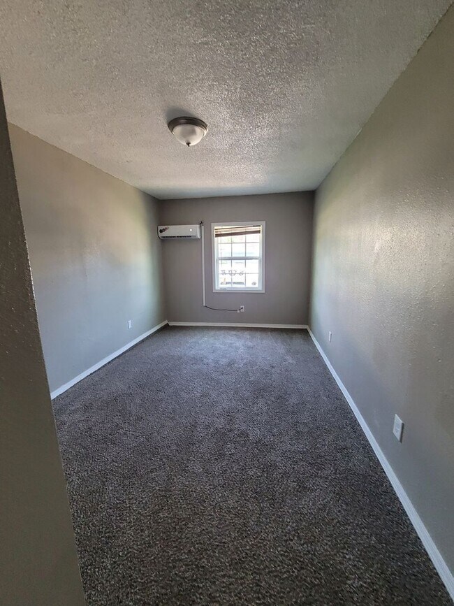 Building Photo - 4 Bedroom House Available
