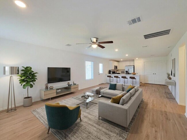 Foto del edificio - This single-story home has a comfortable layout with three bedrooms and a living area all on one ...